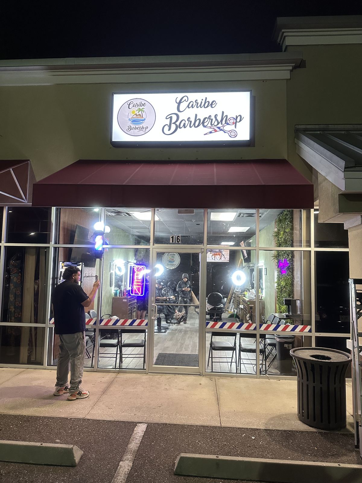 Letrero luminoso de Caribe Barbershop